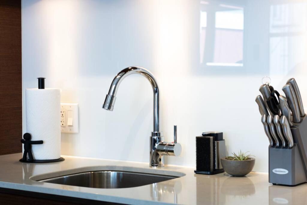 Clean 3Rd Floor Executive 1 Bedroom Apt In Old Town China Town Victoria Exteriör bild